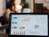 Diferencia entre SEO y SEM y cuánto cuesta contratar cada uno Portátil con gráficos de estadísticas de marketing en una oficina