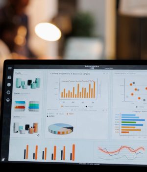 Diferencia entre SEO y SEM Portátil con gráficos de estadísticas de marketing en una oficina