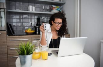 Mujer trabajando desde casa